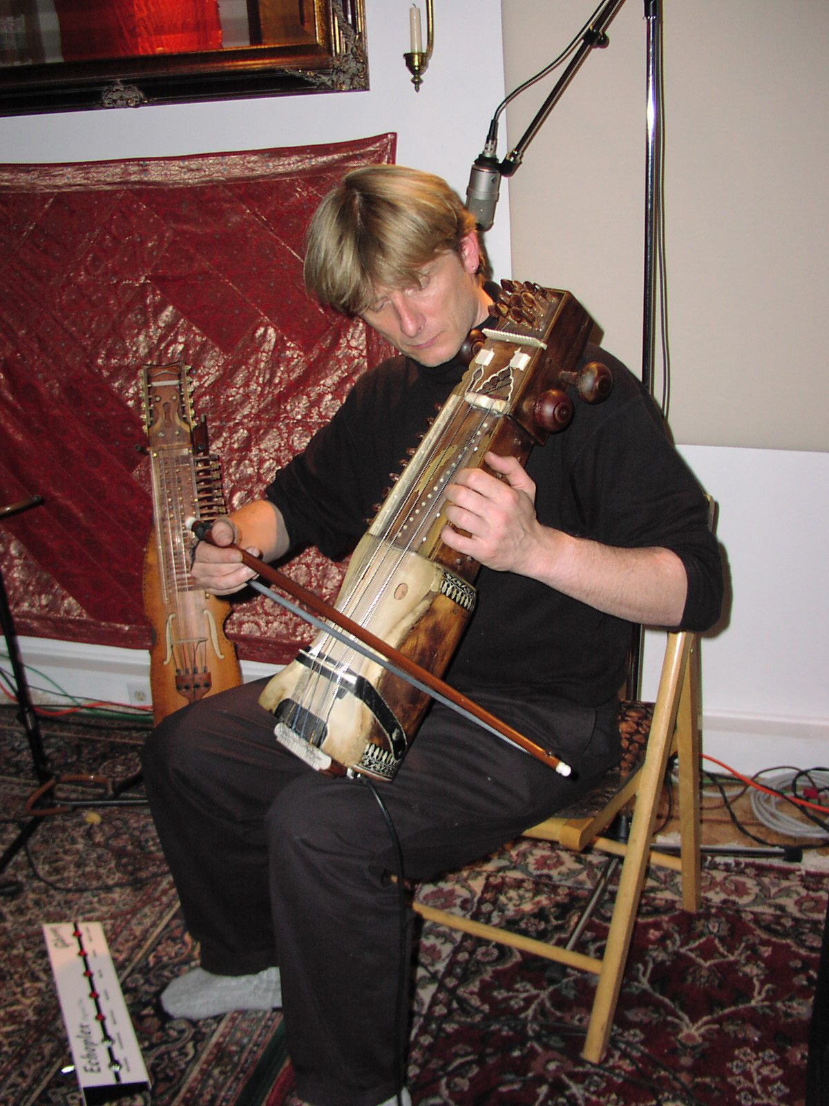 Hans Christian playing sarangi live on Echoes